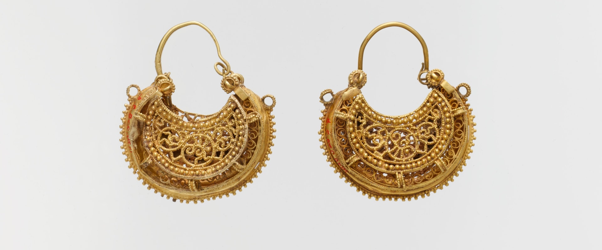 Gold Earrings - A Comprehensive Overview